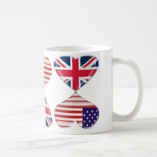Küssen von USA und von BRITISCHER Kaffeetasse