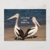 "Küssen wir uns die Pelikane am Strand aus" Postkarte (Vorderseite)
