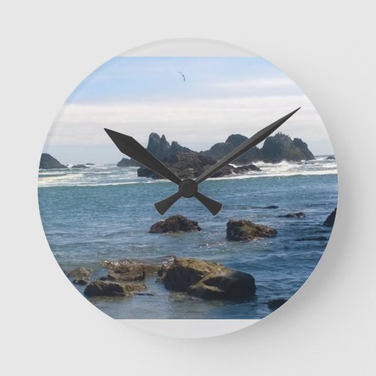Küste am Siegel Rock OR Runde Wanduhr (Vorderseite)