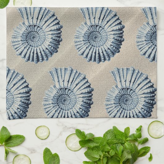 Küste Strand Sand & Blue Spiral Seashells Geschirrtuch (Gefaltet)