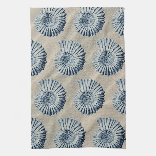Küste Strand Sand & Blue Spiral Seashells Geschirrtuch (Vertikal)