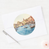 Küste und Boote im Hafen, italienisch Runder Aufkleber (Umschlag)