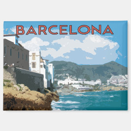 Küste von Barcelona, Spanien mit Strand und Bergen Magnet