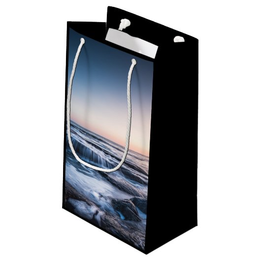 Küste von Lofoten Norwegen Kleine Geschenktüte (Rückseite Schrägansicht)