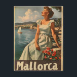 Küste von Mallorca, 1950 Vintag Elegance Postkarte<br><div class="desc">"Mit unserer Vintagen Postkarte befördern Sie sich auf Mallorca in die sonnenverwöhnte Küste der 50er Jahre. Dieses zeitlose Stück erfasst das Wesen der Küsten-Eleganz, wie eine Frau anmutig die mediterrane Brise umarmt. Die Vintagen Farbtöne und das klassische Design erinnern an eine Zeit des Glamours und der Ruhe. Tauchen Sie ein...</div>