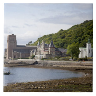 Küstenansicht mit historischen Gebäuden, Oban, Fliese