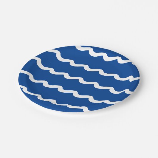 Küstenblau-Weißmeer-Wellen nautisches Muster Pappteller (Schrägansicht)