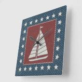 Küstenkunst | Segelboot auf Rot Quadratische Wanduhr (Winkel)