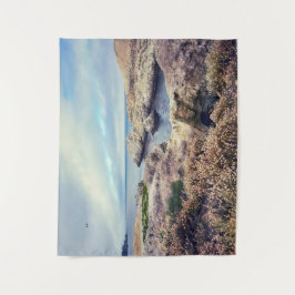 Küstenlandschaft mit Wildblumen am Morgen Wandteppich