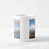 Küstenlandschaft und Leuchtturm Kaffeetasse (Mittel)