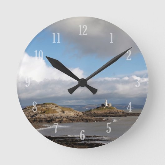 Küstenlandschaft und Leuchtturm Runde Wanduhr (Vorderseite)
