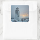 Küstenleuchtturm im Wintersturm Quadratischer Aufkleber (Tasche)