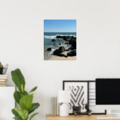Küstenlinie mit Felsen- und Wellenposter Poster (Heimbüro)