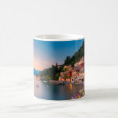 Küstenlinie | Varenna, Lombardei, Italien Kaffeetasse (Mittel)