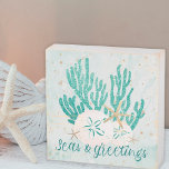 Küstenmeere und GREETINGS Glitzer Coral Starfish Holzkisten Schild<br><div class="desc">Dekorieren Sie für die Weihnachtszeit mit diesem Holzkastenschild mit Goldmotiven und Türkisfarben, Seestern und Korallen, Sand Dollars und einem goldenen Glitzer SEAS & GREETINGS Typografie Design. HILFE: Für Hilfe bei der Modifizierung oder Personalisierung des Designs, bei Farbänderungen, bei der Größenänderung, bei der Übertragung des Designs auf ein anderes Produkt oder...</div>