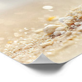 Küstenruhe: Seashell am Strand von Sunlit Poster (Ecke)