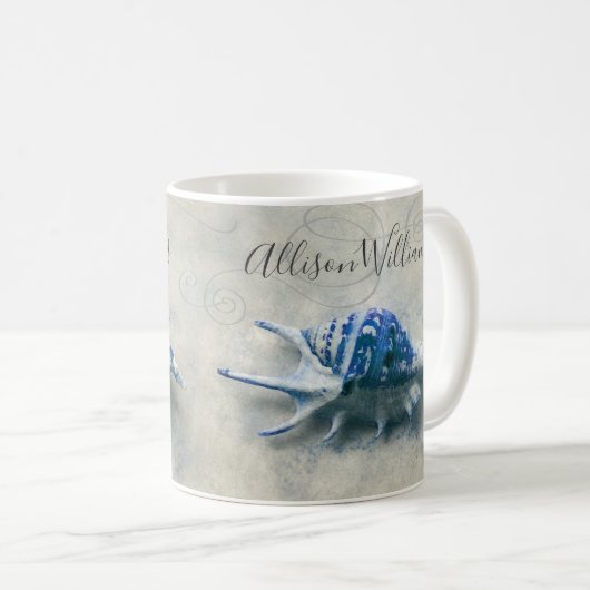 Küstenseashell-Indigo-Blau-mit Monogramm Name Kaffeetasse (VorderseiteRechts)