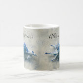 Küstenseashell-Indigo-Blau-mit Monogramm Name Kaffeetasse (Mittel)