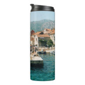Küstenstadt Perast, Montenegro Thermosbecher (Nach rechts gedreht)