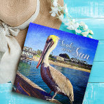 Küstenstrandsteg Pelican Bird Foto, Sonne tanken Puzzle<br><div class="desc">"Nimm die Sonne auf". Dieses glückliche Pelikan, das auf einem Geländer steht und einen kalifornischen Strand überragt, schreit nach "Urlaub bereit". Genießen Sie die Zeit, während Sie bei jedem Arbeiten an diesem niedlichen, freundlichen Puzzle am Ufer des Atlantiks zu warmen Meeresbrisen zurückspringen. Ein tolles Geschenk für jemanden, der etwas Besonderes...</div>