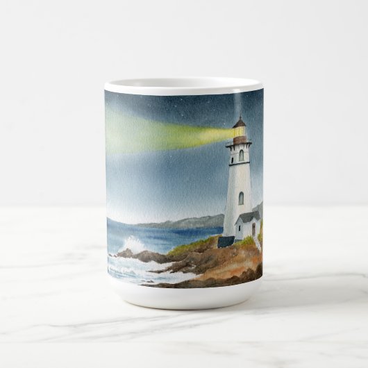Küstenteleuchtturm mit Lichtstrahl Kaffeetasse (Mittel)