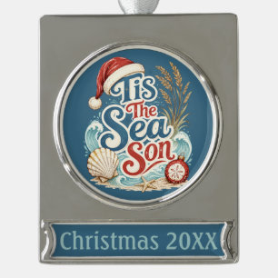 Küstentypografie für Weihnachten: Tis Sea Son Banner-Ornament Silber
