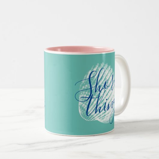 Küstenufer-Sache-Skript-WeißSeashell Zweifarbige Tasse (VorderseiteRechts)
