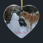 Kute Akita Kissing Snowman Akita Seasonfoto Keramikornament<br><div class="desc">Dieses große Weihnachtsschmuck hat ein Bild von lustigem Schnee akita Schneemann auf der Vorderseite. Der Schnee akita wurde kurz nach Weihnachten im dicken Dezember Schnee gebaut.Der Schneemann akita hat einen lustigen Ausdruck auf seinem Gesicht, aber... Ich glaube, jeder würde so aussehen, als ob er es täte, wenn er stundenlang im...</div>