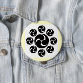 Kuyo Tomoe, Japan Button (Beispiel)