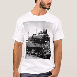 Kwajalein Atoll.  Pfc. N.E. Carling steht dazu T-Shirt