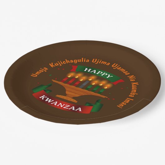 Kwanzaa Candles Red Black Green 7 Prinzipien 9" Pappteller (Schrägansicht)