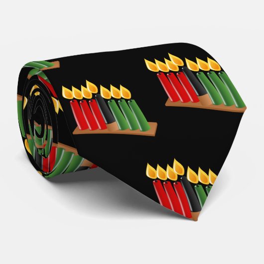Kwanzaa Krawatte Red Green Black 7 Kerzen Muster (Gerollt)