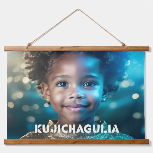 KWANZAA - KUJICHAGULIA - WANDTEPPICH MIT HOLZRAHMEN (Vorne)