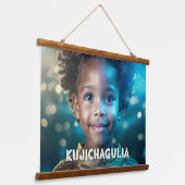 KWANZAA - KUJICHAGULIA - WANDTEPPICH MIT HOLZRAHMEN (Gewinkelt)