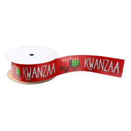Kwanzaa mit Lit Kinara Candles auf Rot Satinband