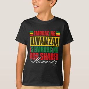 Kwanzaa zu akzeptieren ist unser gemeinsames Human T-Shirt