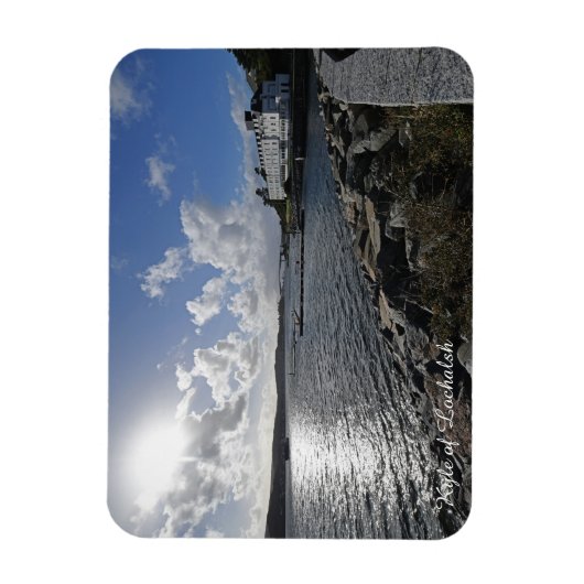 Kyle of Lochalsh in Schottland mit Blick auf Skye Magnet (Vertikal)