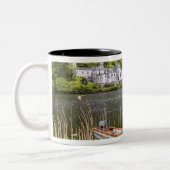 Kylemore Abbey, Irland. Abtei Kylemore Zweifarbige Tasse (Links)