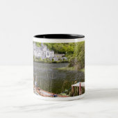 Kylemore Abbey, Irland. Abtei Kylemore Zweifarbige Tasse (Mittel)