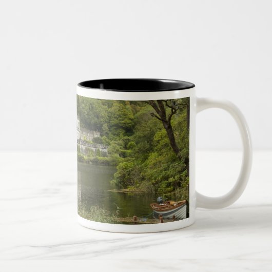 Kylemore Abbey, Landkreis Galway, Irland Zweifarbige Tasse (Rechts)