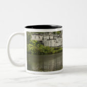 Kylemore Abbey, Landkreis Galway, Irland Zweifarbige Tasse (Links)