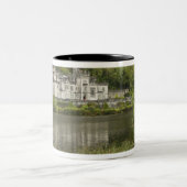 Kylemore Abbey, Landkreis Galway, Irland Zweifarbige Tasse (Mittel)