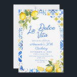 La Dolce Vita italienischer Lemon elegant 30. Gebu Einladung<br><div class="desc">Feiern Sie stilvoll mit dieser eleganten "La Dolce Vita" Geburtstagseinladung,  die sich perfekt zum Geburtstag von Erwachsenen eignet. Dieses Design vereint moderne Eleganz mit italienischem Charme und vereint elegante mediterrane Fliesen in Blau,  Weiß und Gelb,  zarte Zitronenzweige und sanfte neutrale Farbtöne.</div>