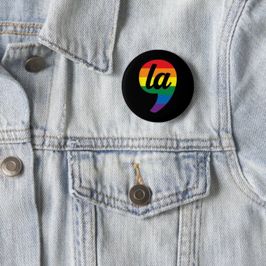 La Kamala Harris Pride Rainbow Button (Beispiel)