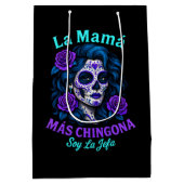 La Mamá Más Chingona Funny Spanish Mama Mittlere Geschenktüte (Rückseite)