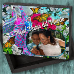 La Mejor Mamá del Mundo Blume & Butterflies PV01 Holzkisten Schild<br><div class="desc">Malerei "Tanzen mit Blume & Schmetterlingen PV01" Sammlung Spruce jeden Raum in Ihrem Büro oder Zuhause mit diesem individuellen Box-Zeichen für die Mama. Diese rustikalen Holzschilder machen große Akzente Mama wird Liebe. Fügen Sie Ihre eigenen lustigen, sarkastischen oder sentimentalen Botschaften mit Ihrem Lieblings-Foto hinzu, um das Geschenk zu kreieren, das...</div>