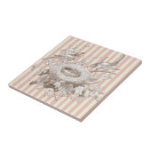 La Petite Famile auf rosa und cremefarbenem Hinter Fliese (Seite)