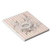 La Petite Famile auf rosa und cremefarbenem Hinter Notizblock (angewinkelt)