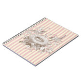 La Petite Famile auf rosa und cremefarbenem Hinter Notizblock (Linke Seite)