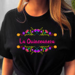 La Quinceanera Mexican Fiesta Black Birthday T-Shirt<br><div class="desc">Personalisierter Black Quinceanera T - Shirt - die Vorlage ist Set für Sie bereit, um Ihren Namen auf der Rückseite, wenn Sie möchten. Dieses farbenfrohe Blumendesign grenzt an mexikanische Fiesta-Blume, umgeben von rosa und handgeschriebener Typografie. Die Formulierung lautet "La Quinceañera" - ideal für die 15. Geburtstagsparty oder für die Quinceanera,...</div>